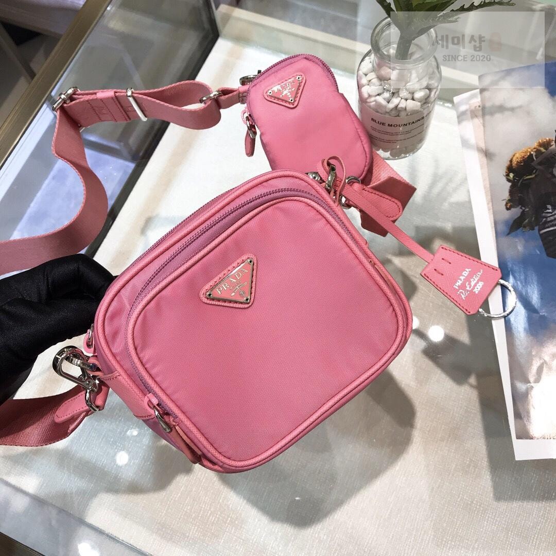 P R A D A Re-Edition 2005 Nylon Camera Bag 3번 이미지