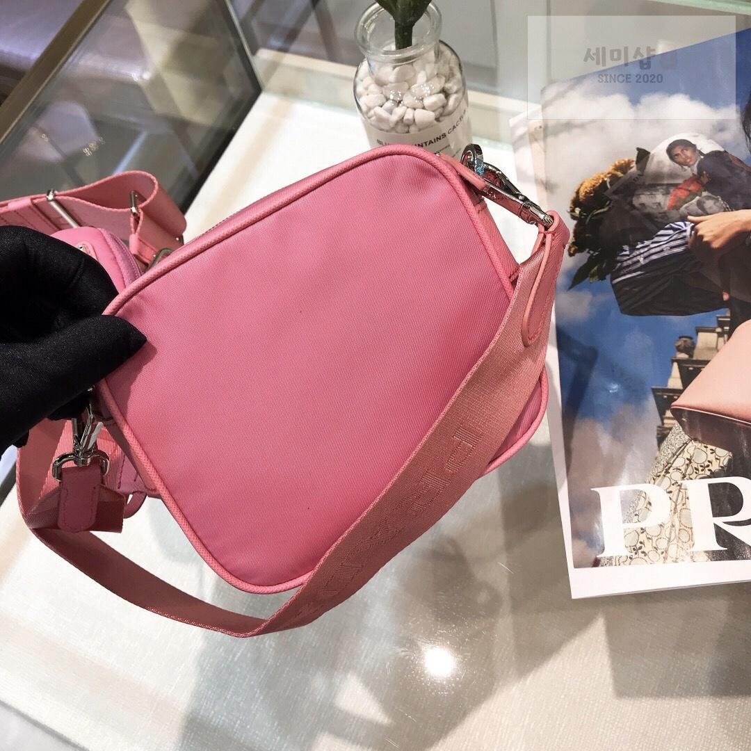 P R A D A Re-Edition 2005 Nylon Camera Bag 1번 이미지