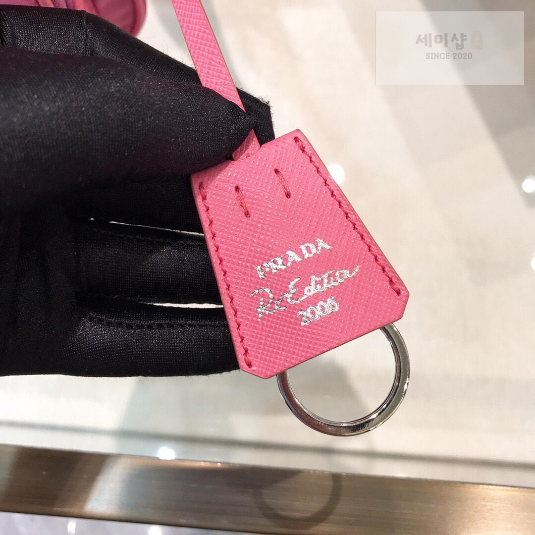 P R A D A Re-Edition 2005 Nylon Camera Bag 4번 이미지