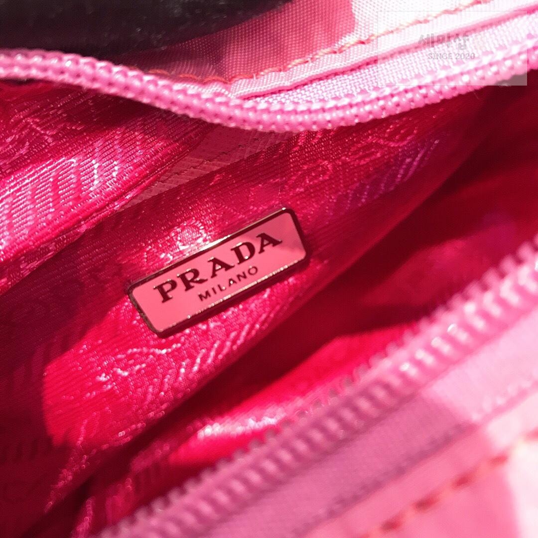 P R A D A Re-Edition 2005 Nylon Camera Bag 18번 이미지