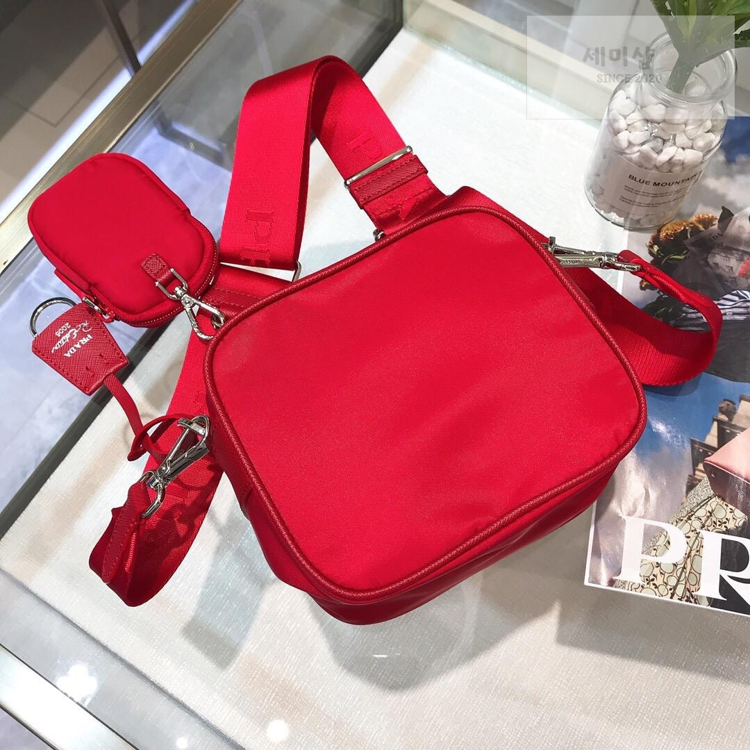 P R A D A Re-Edition 2005 Nylon Camera Bag 2번 이미지