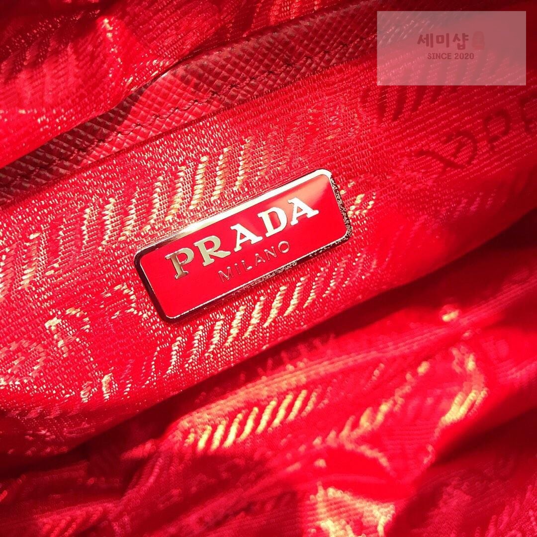 P R A D A Re-Edition 2005 Nylon Camera Bag 5번 이미지