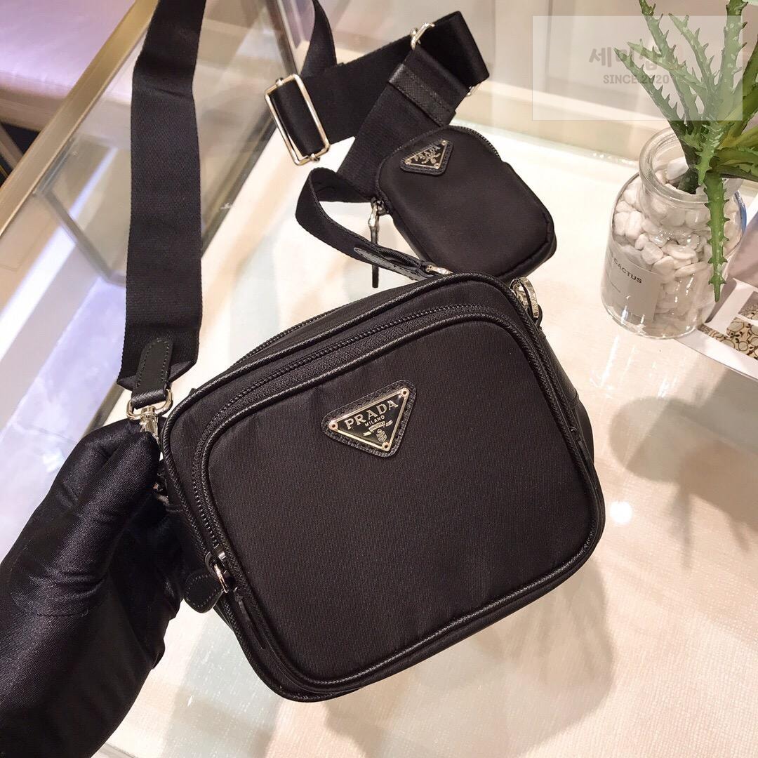 P R A D A Re-Edition 2005 Nylon Camera Bag 8번 이미지