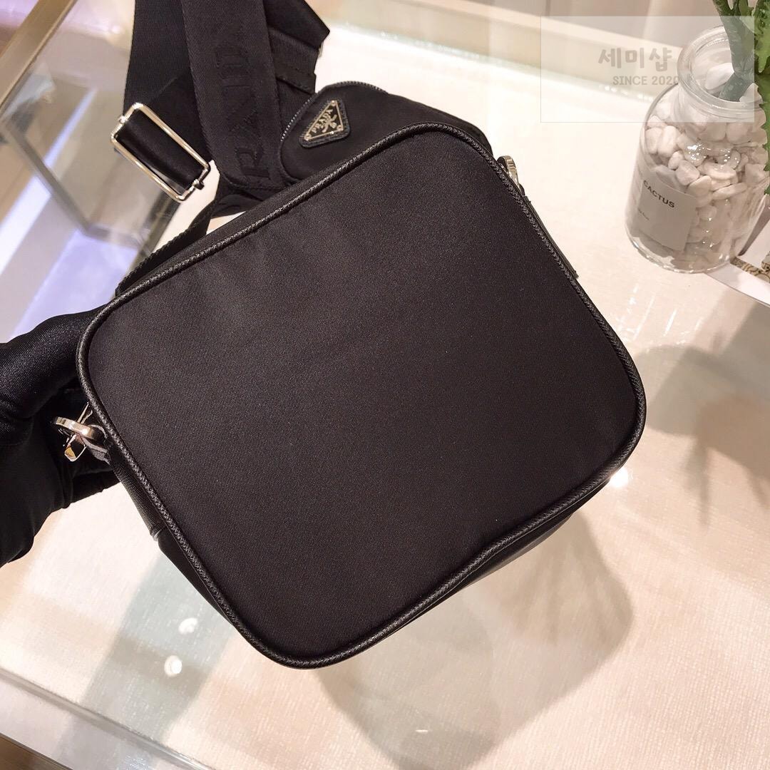 P R A D A Re-Edition 2005 Nylon Camera Bag 15번 이미지