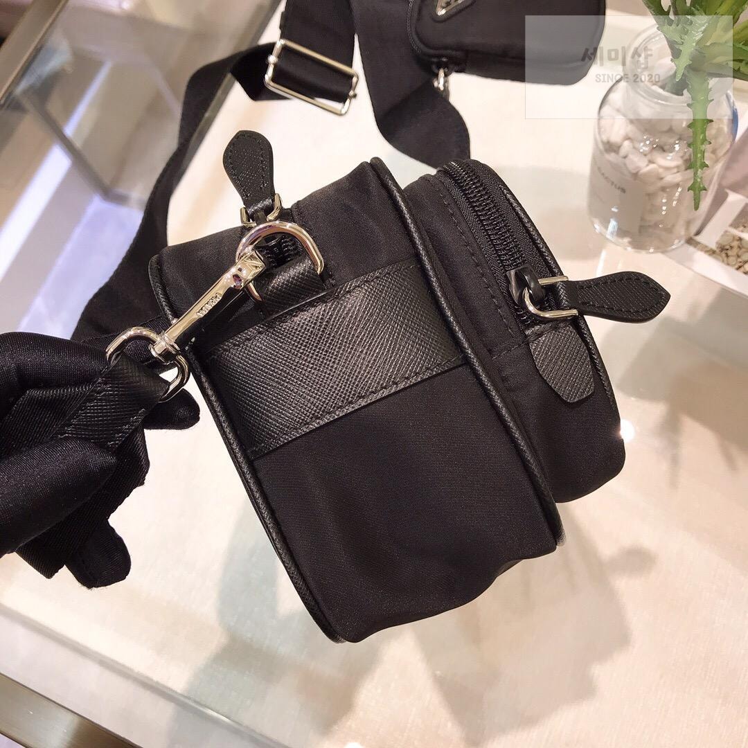 P R A D A Re-Edition 2005 Nylon Camera Bag 9번 이미지