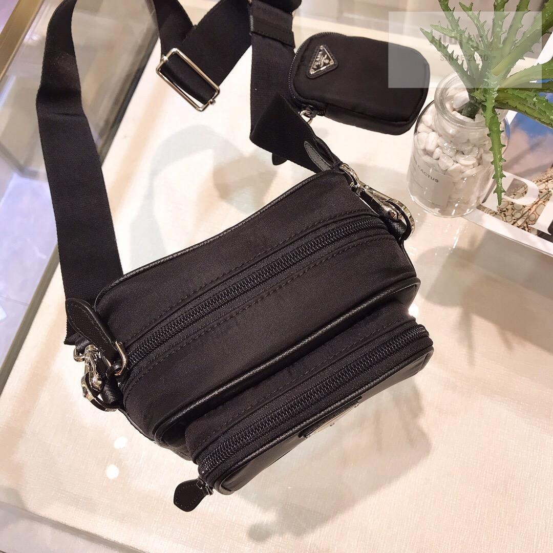 P R A D A Re-Edition 2005 Nylon Camera Bag 16번 이미지