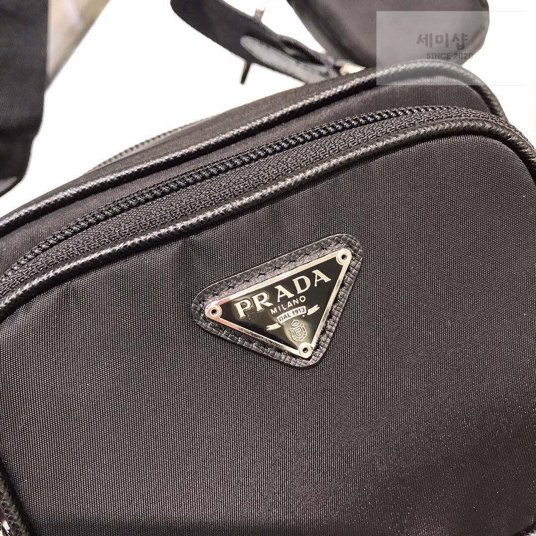 P R A D A Re-Edition 2005 Nylon Camera Bag 21번 이미지