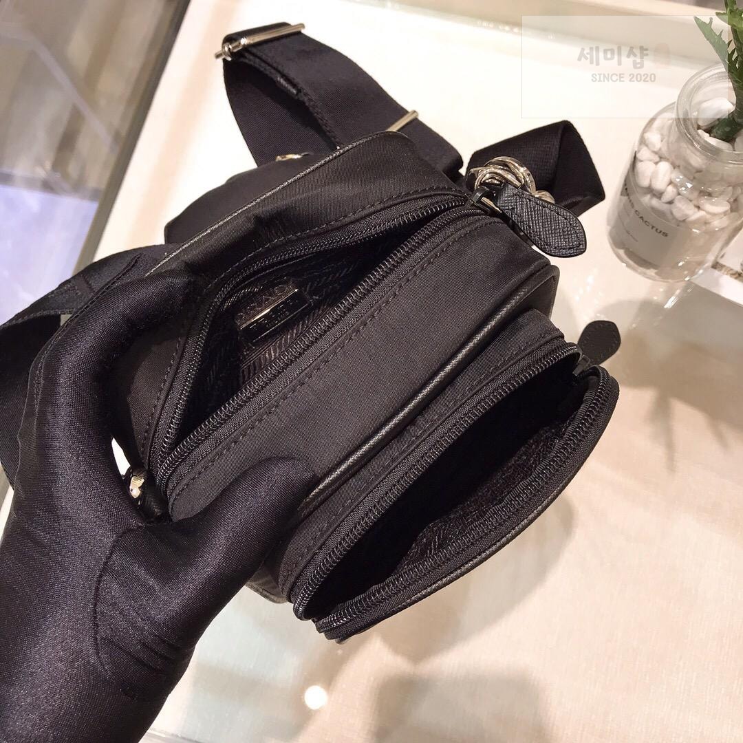 P R A D A Re-Edition 2005 Nylon Camera Bag 23번 이미지