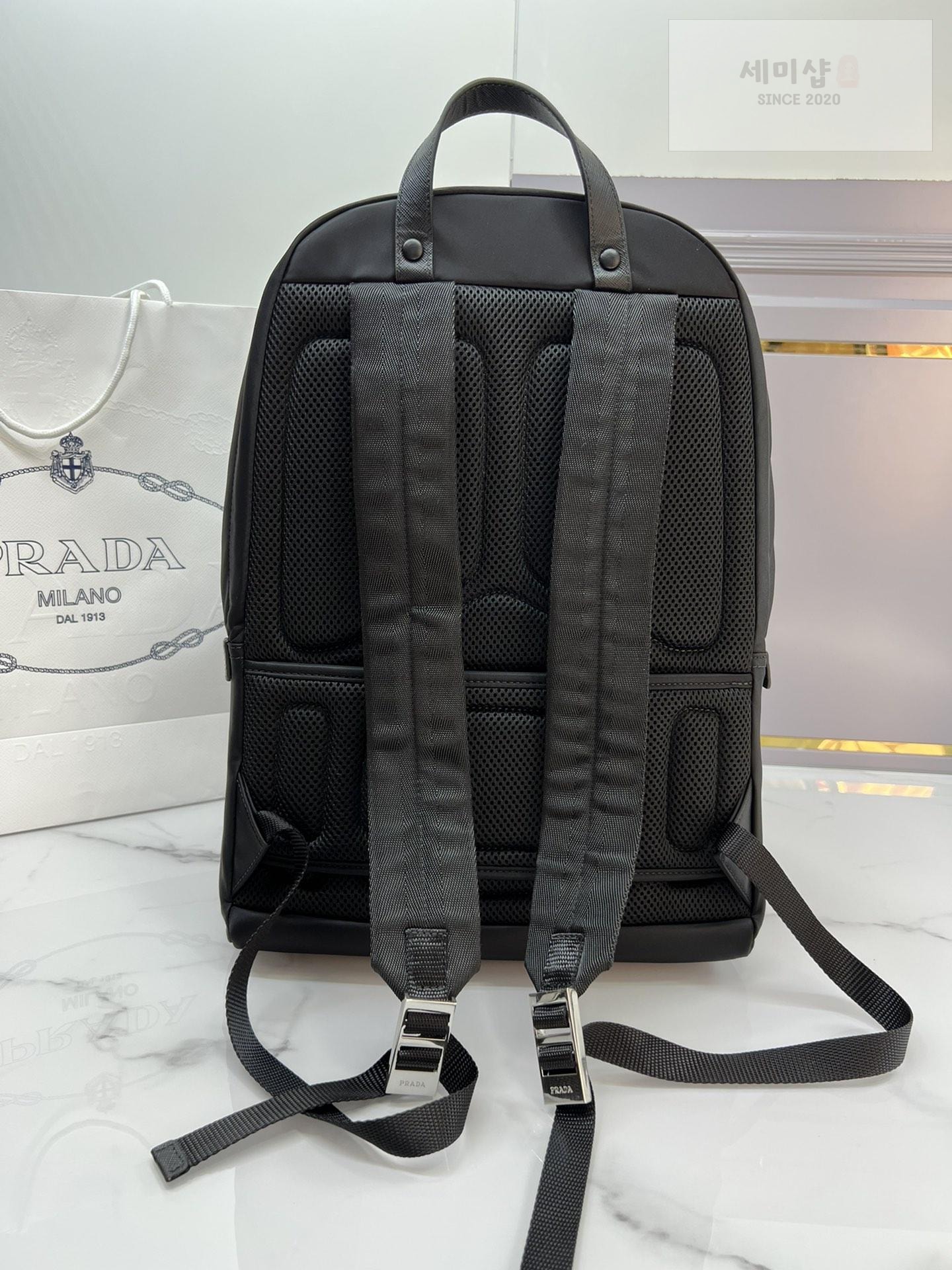 P R A D A Re-Nylon Logo Plaque BackPack 레플리카 3번 이미지 - Bag | 세미샵 레플리카 사이트