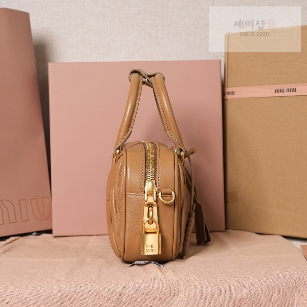 Miu Miu Miu Miu Matelasse Nappa Leather Bag 2번 이미지