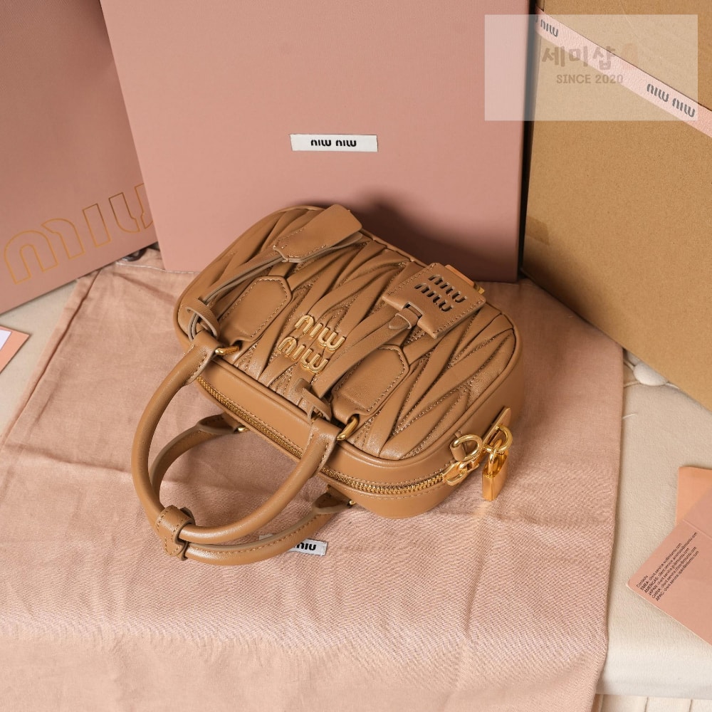 Miu Miu Miu Miu Matelasse Nappa Leather Bag 5번 이미지