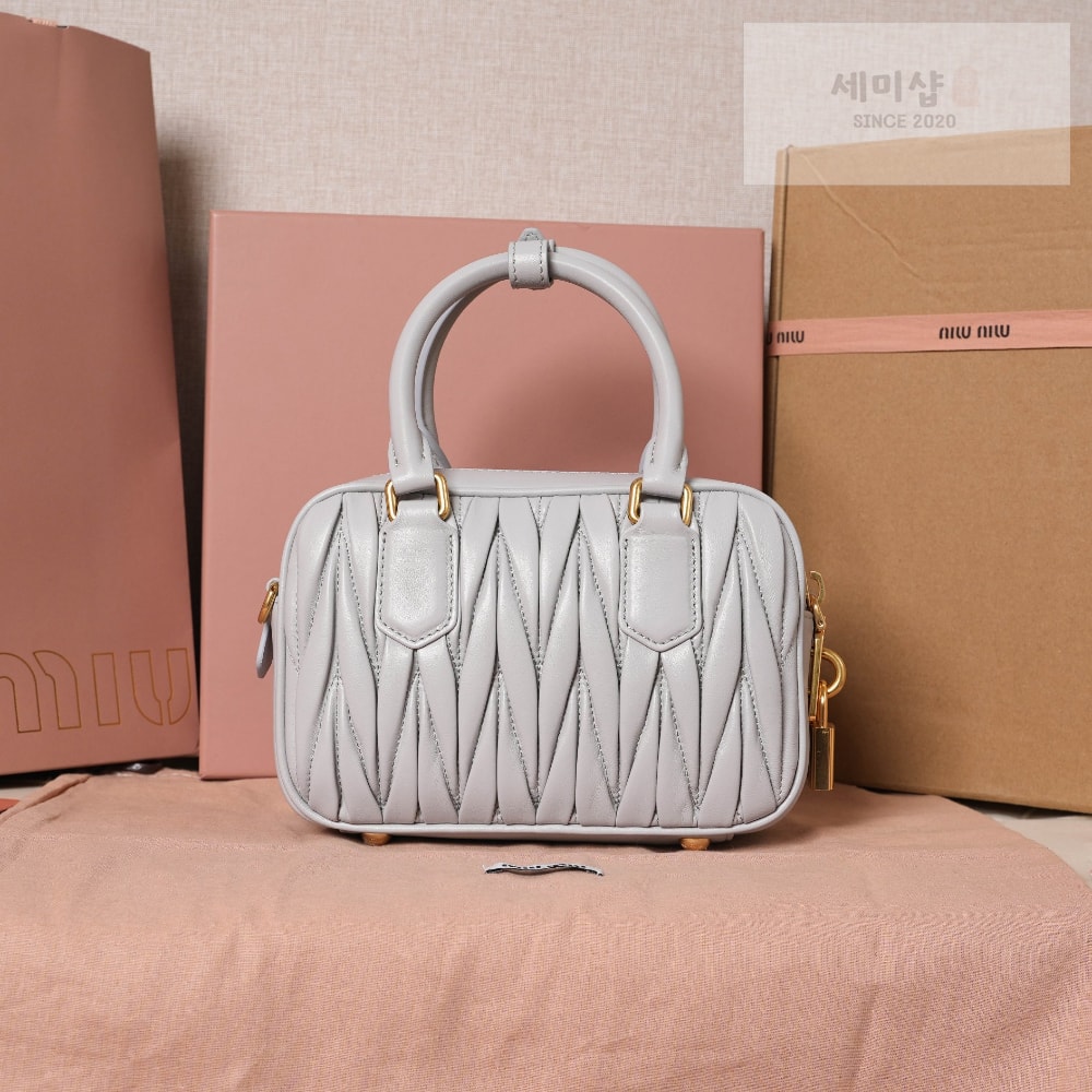 Miu Miu Miu Miu Matelasse Nappa Leather Bag 2번 이미지