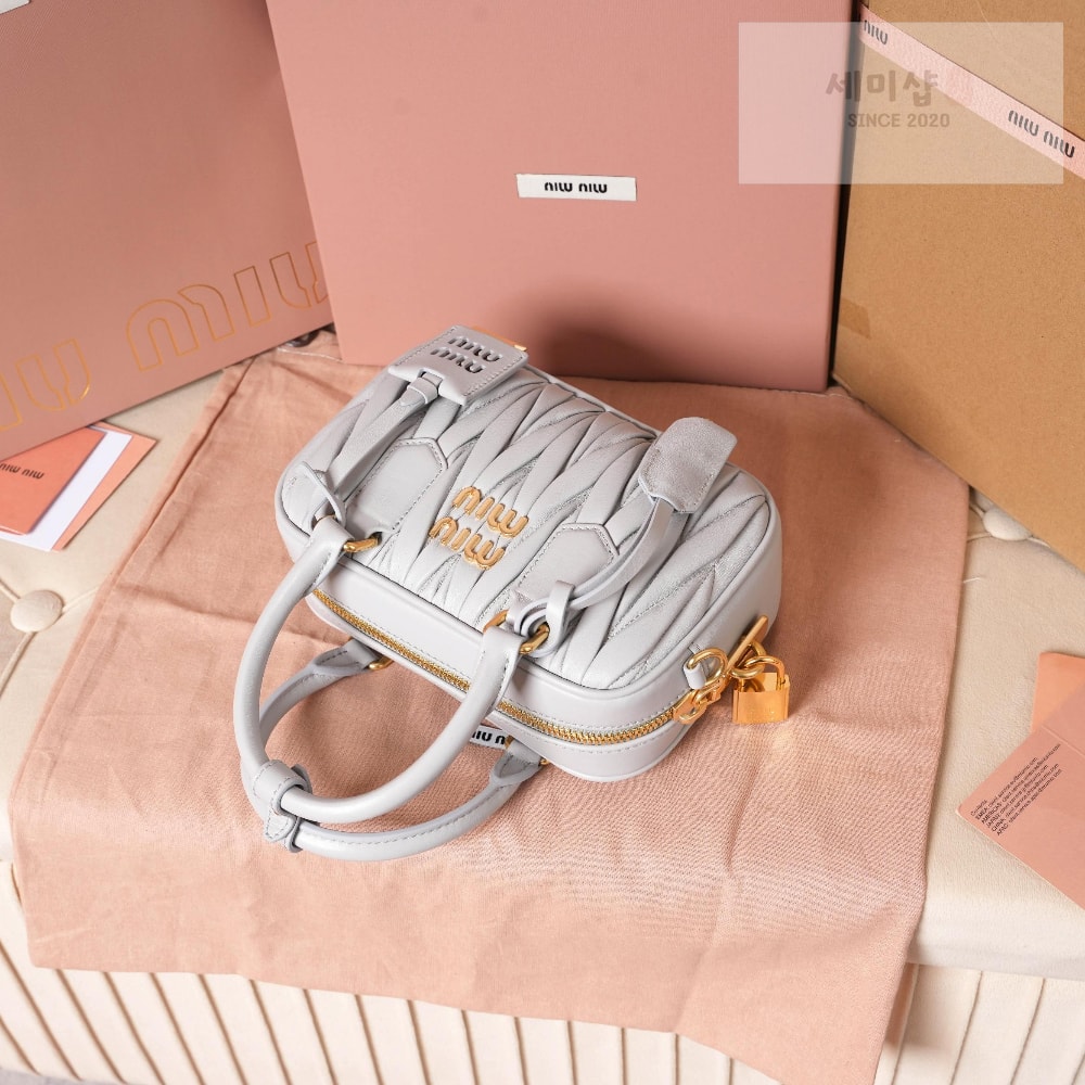 Miu Miu Miu Miu Matelasse Nappa Leather Bag 4번 이미지