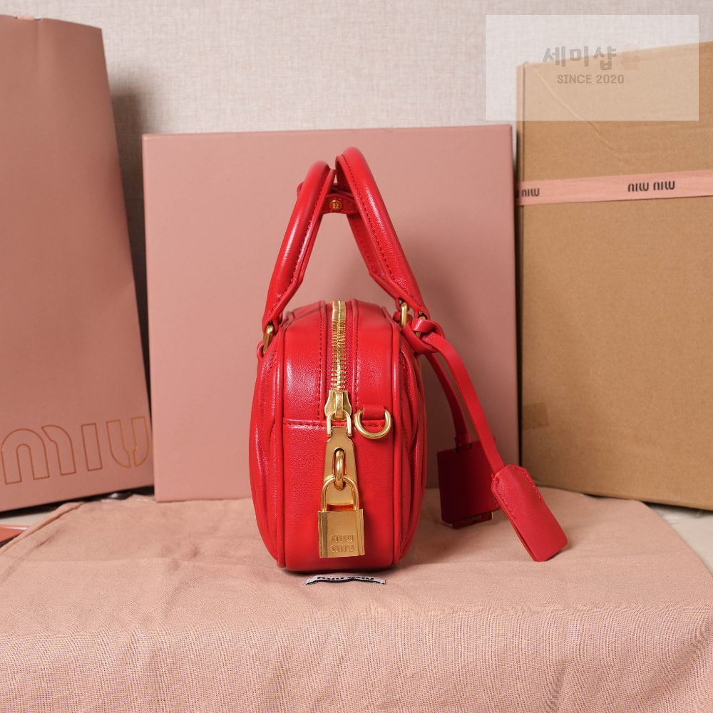 Miu Miu Miu Miu Matelasse Nappa Leather Bag 3번 이미지