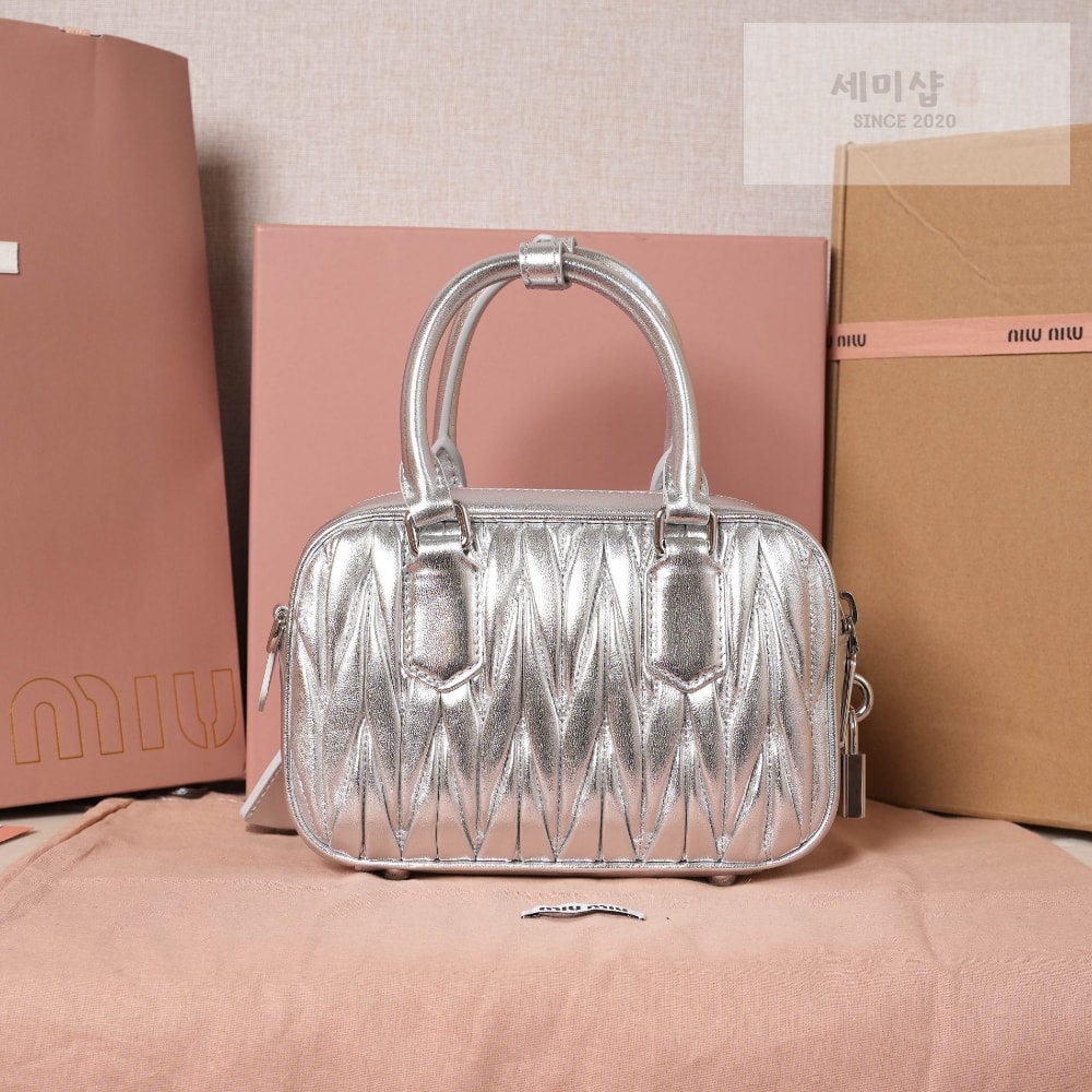 Miu Miu Miu Miu Matelasse Nappa Leather Bag 2번 이미지