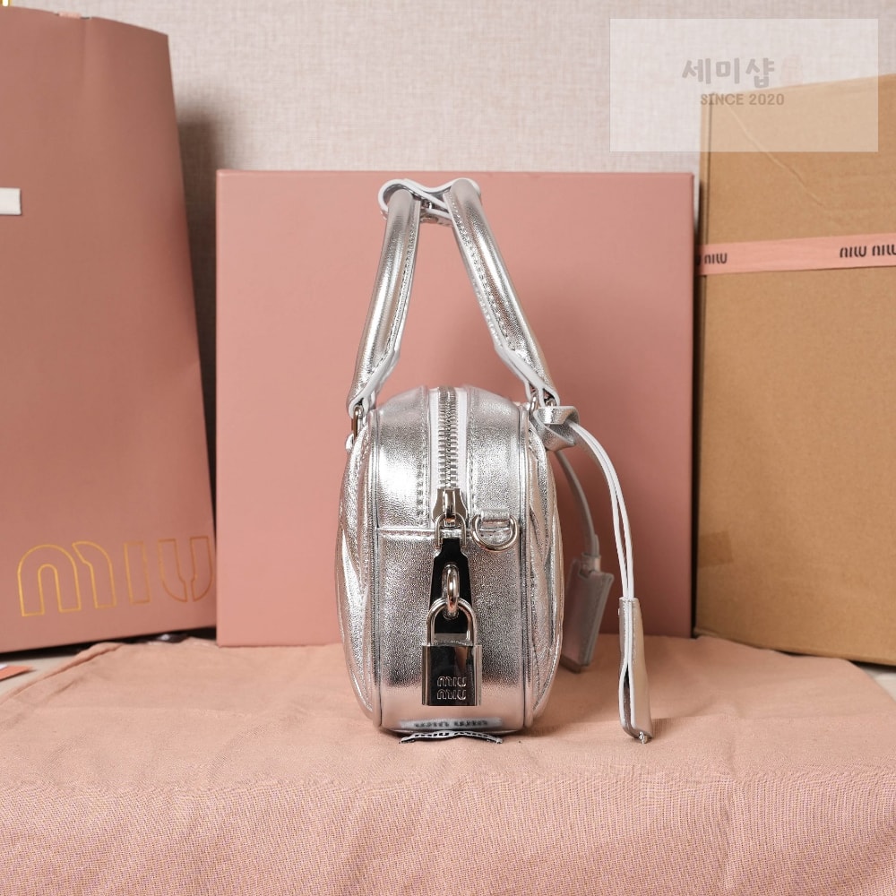 Miu Miu Miu Miu Matelasse Nappa Leather Bag 3번 이미지