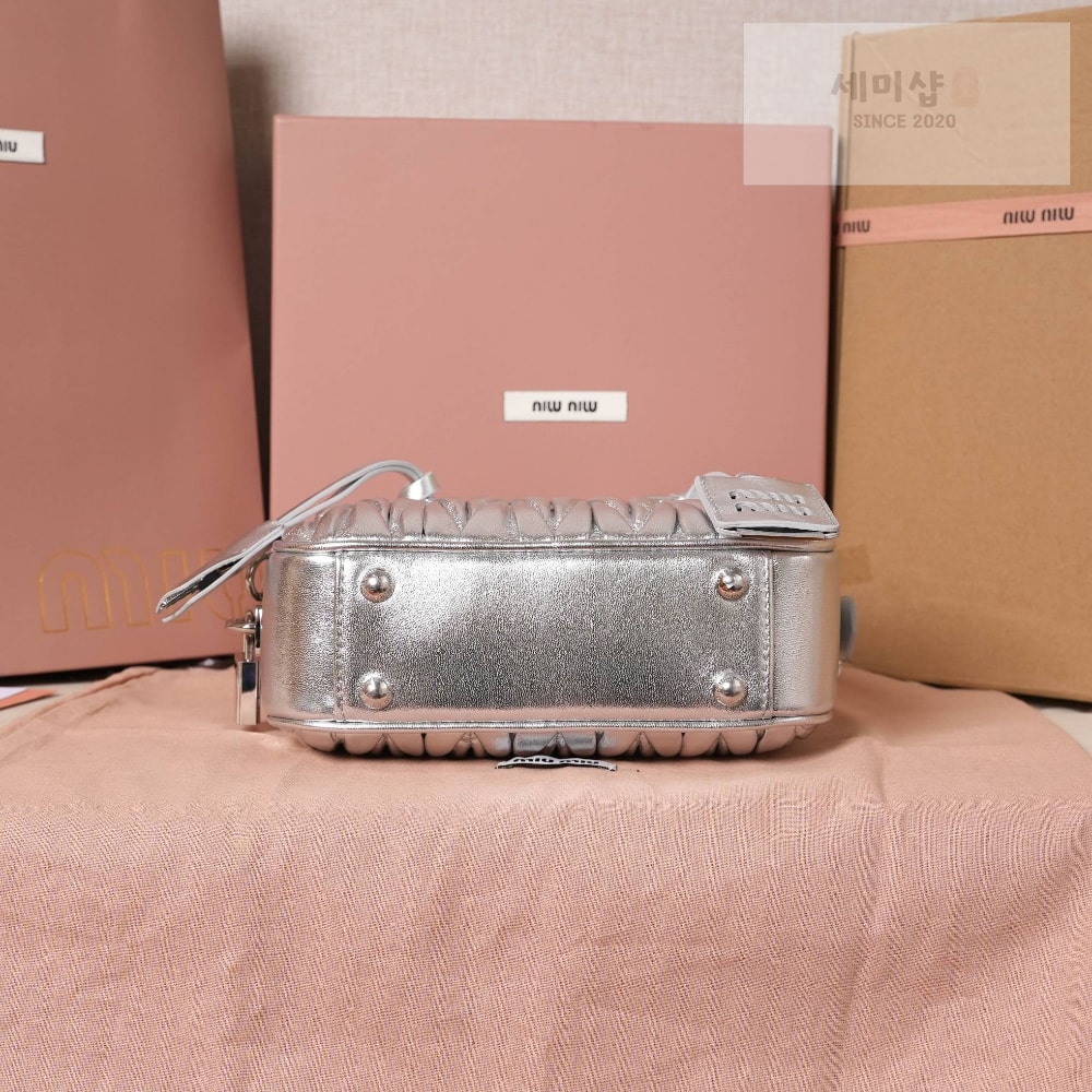 Miu Miu Miu Miu Matelasse Nappa Leather Bag 4번 이미지