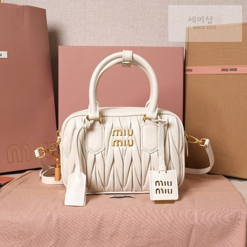 Miu Miu Miu Miu Matelasse Nappa Leather Bag 1번 이미지