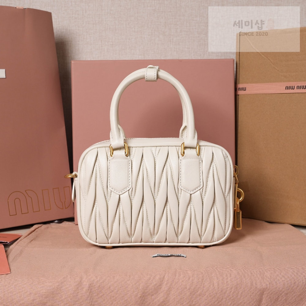 Miu Miu Miu Miu Matelasse Nappa Leather Bag 2번 이미지