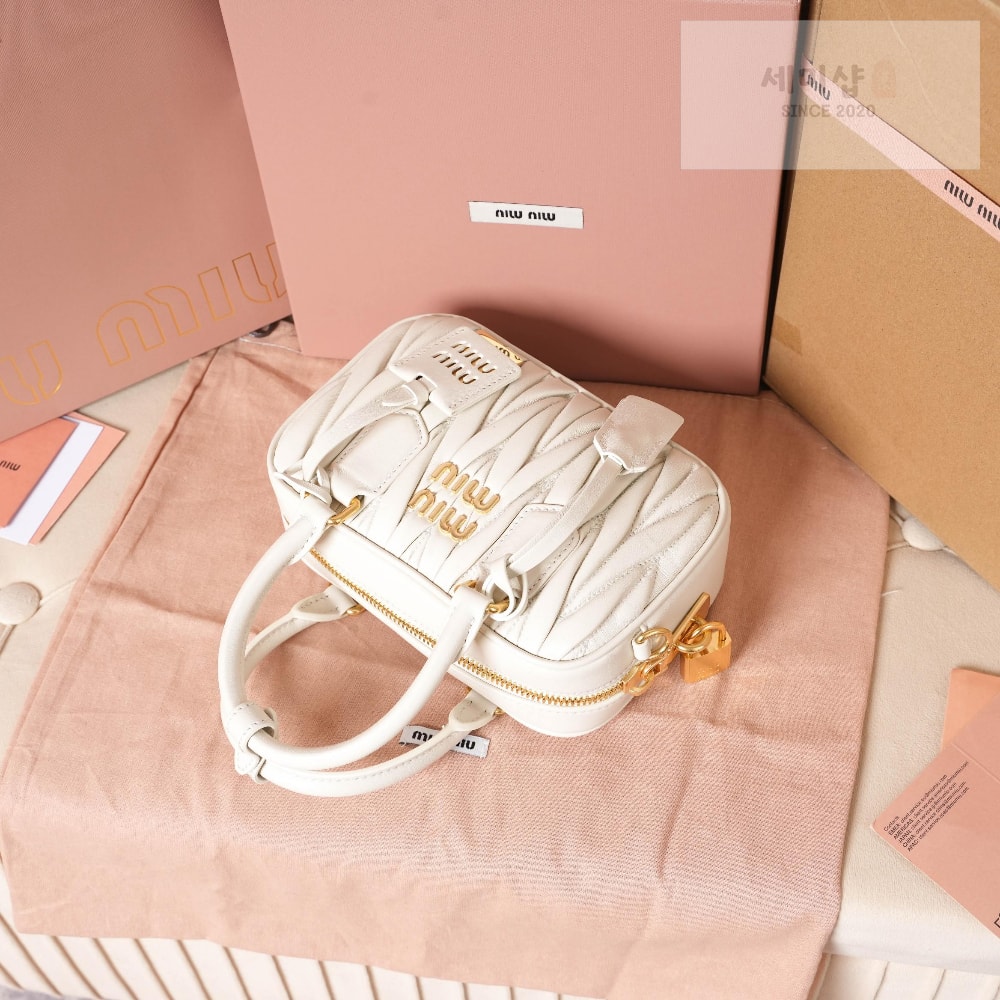 Miu Miu Miu Miu Matelasse Nappa Leather Bag 5번 이미지