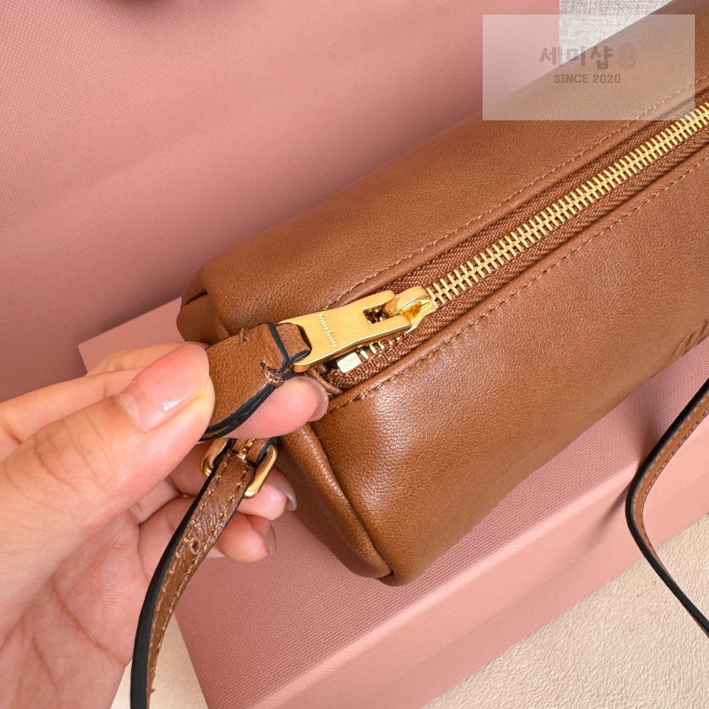 Miu Miu Miu Miu Nappa Leather Pouch Bag 5번 이미지