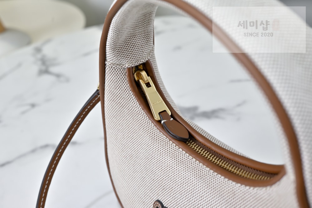 Miu Miu Miu Miu Wander Canvas And Leather Bag 8번 이미지