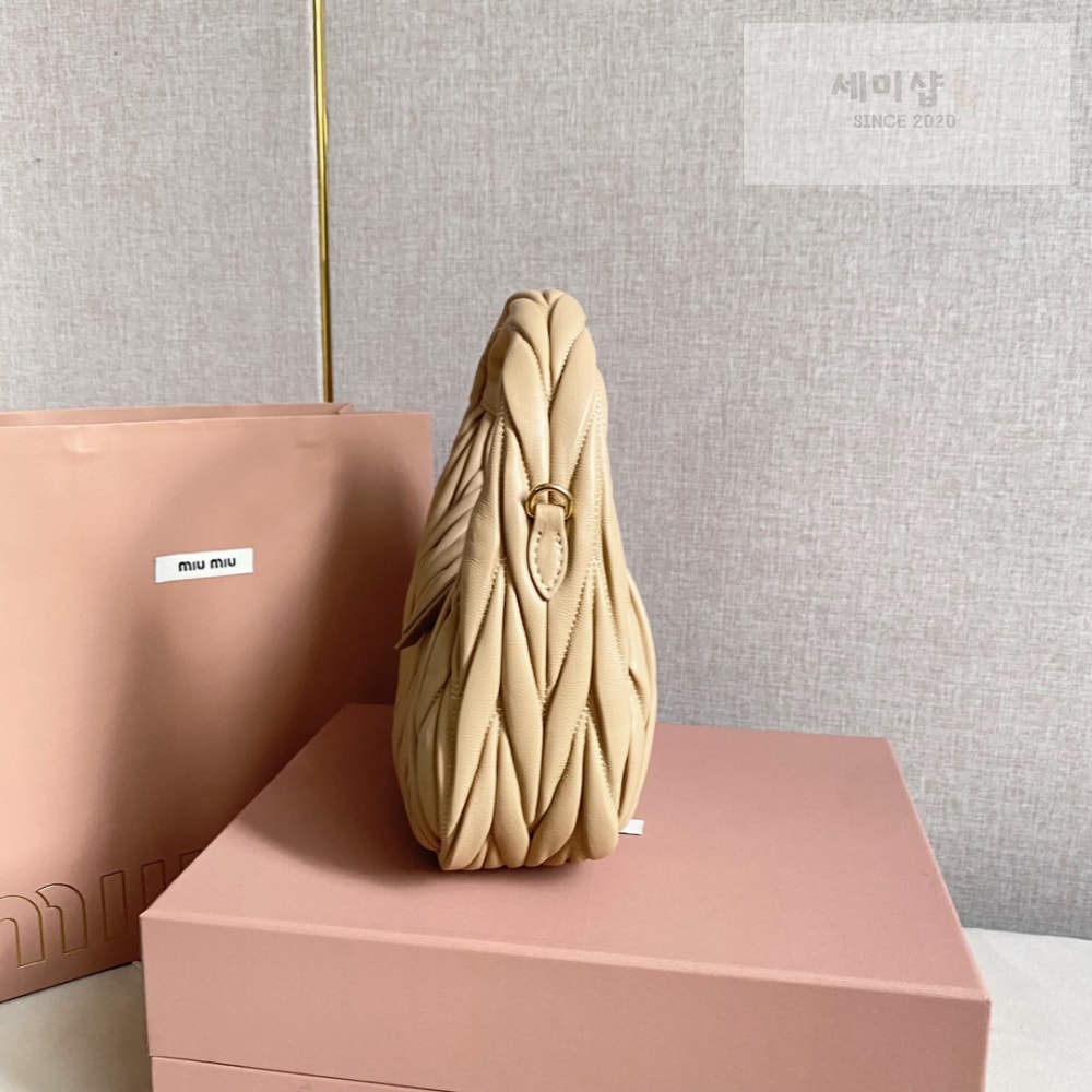 Miu Miu Miu Miu Wander Matelasse Nappa Leather Hobo Bag 6번 이미지