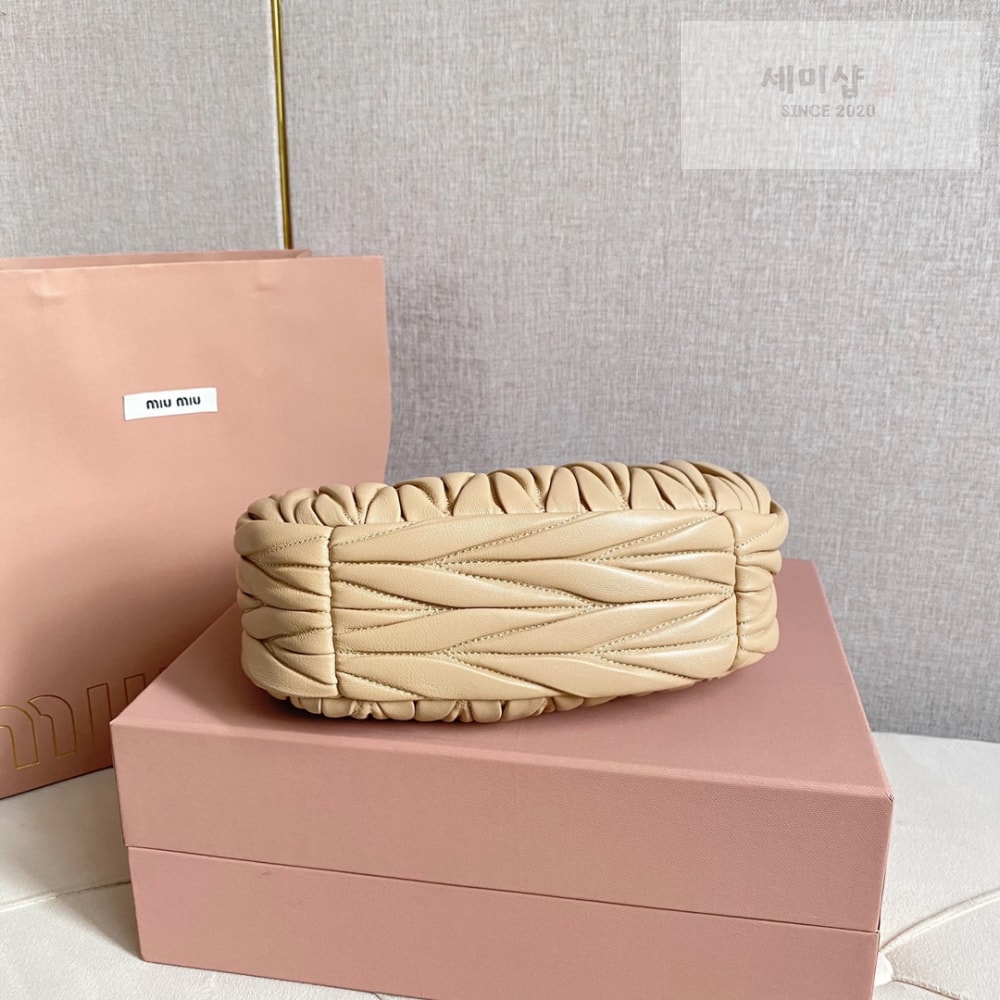Miu Miu Miu Miu Wander Matelasse Nappa Leather Hobo Bag 3번 이미지