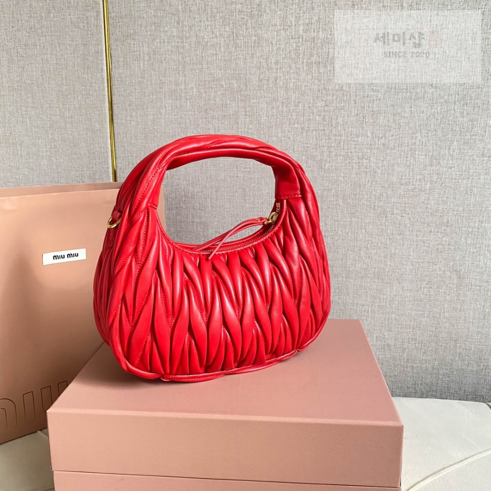 Miu Miu Miu Miu Wander Matelasse Nappa Leather Hobo Bag 2번 이미지