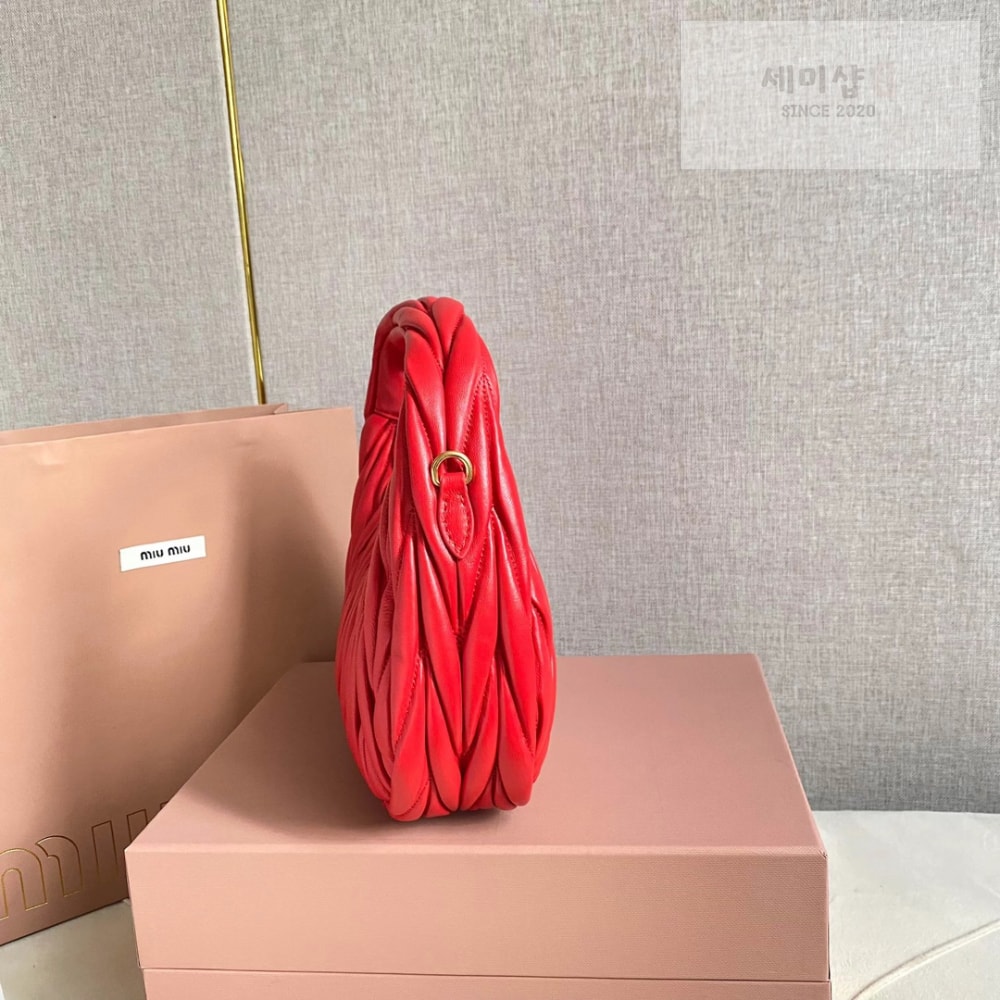 Miu Miu Miu Miu Wander Matelasse Nappa Leather Hobo Bag 3번 이미지