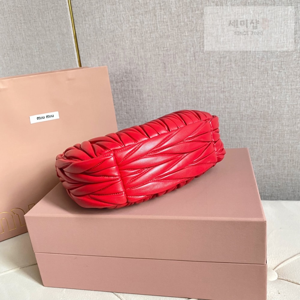 Miu Miu Miu Miu Wander Matelasse Nappa Leather Hobo Bag 4번 이미지