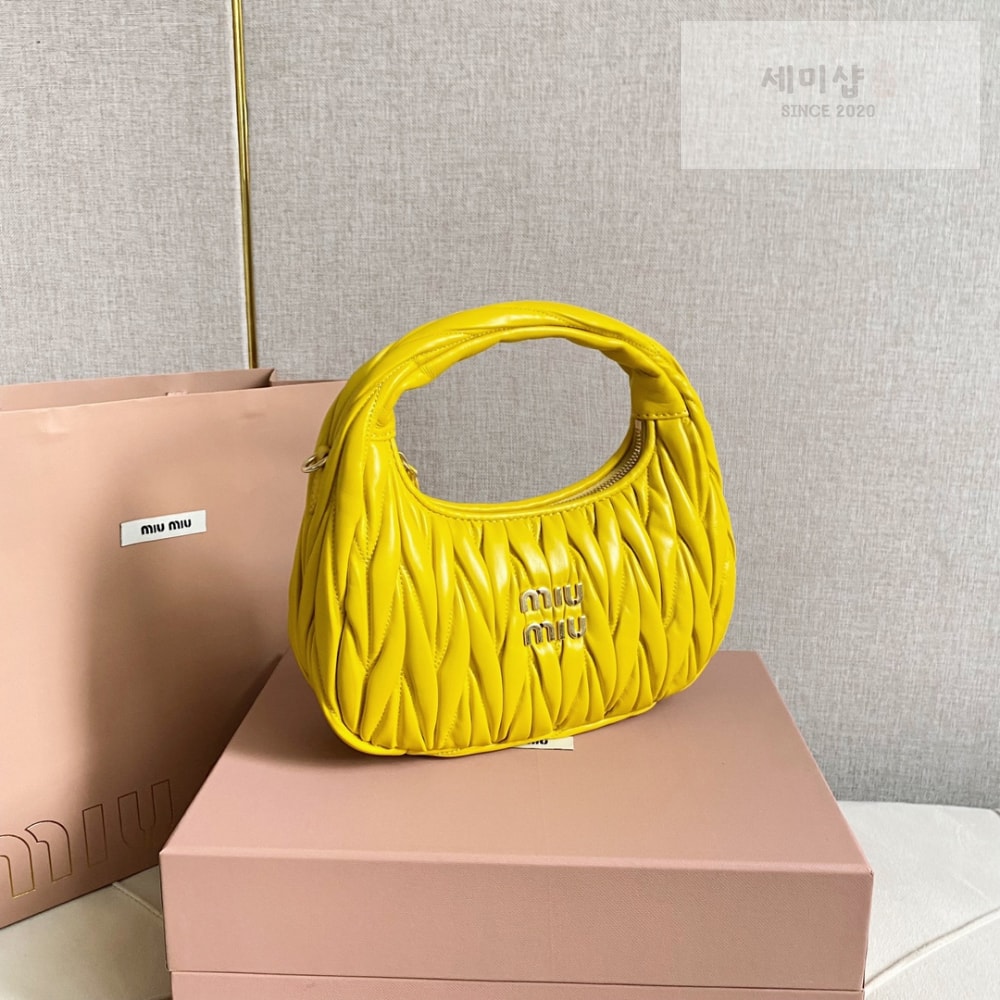 Miu Miu Miu Miu Wander Matelasse Nappa Leather Hobo Bag 2번 이미지