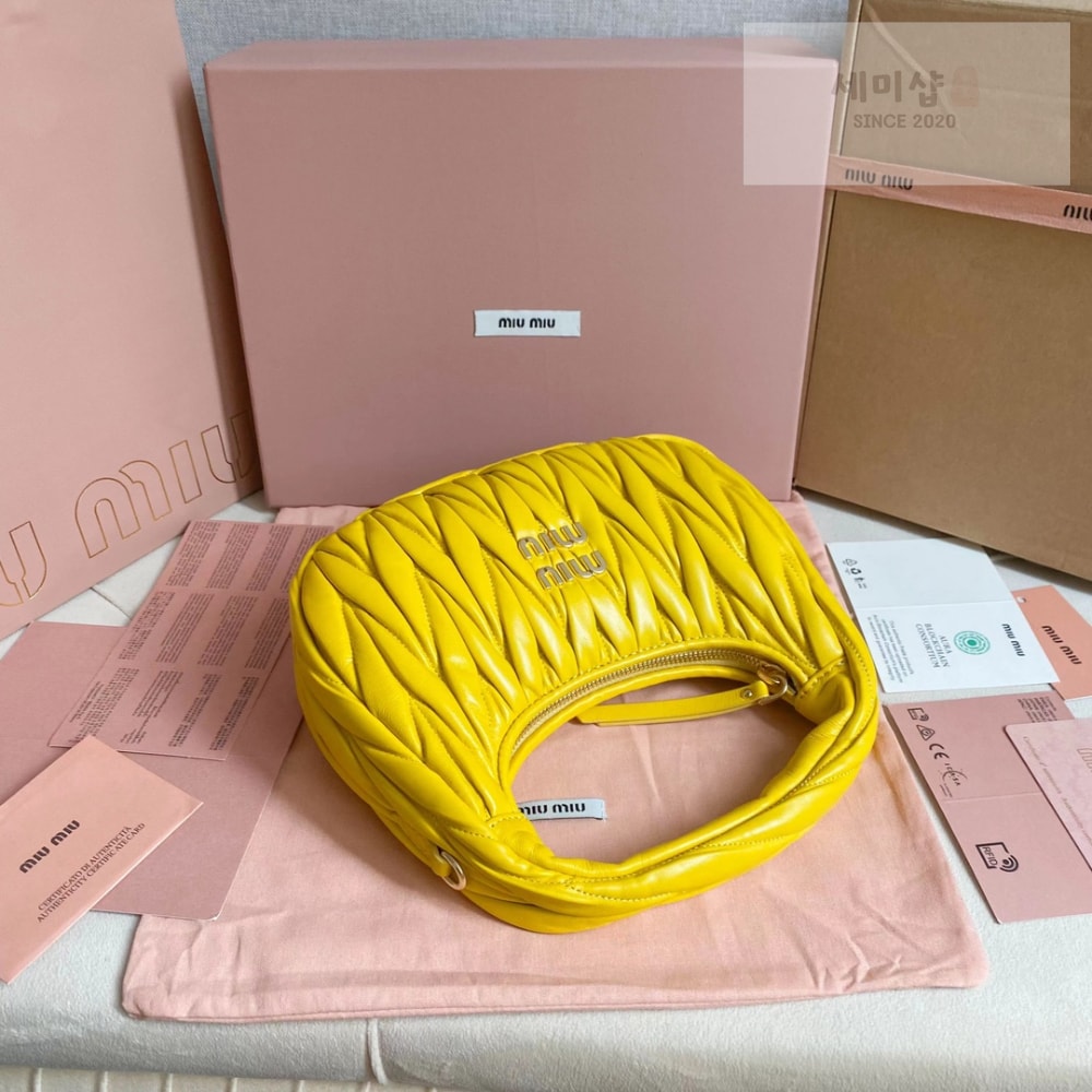 Miu Miu Miu Miu Wander Matelasse Nappa Leather Hobo Bag 3번 이미지