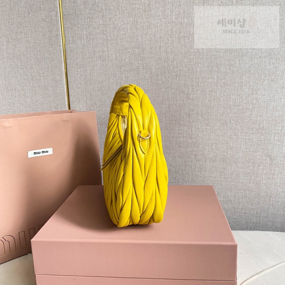Miu Miu Miu Miu Wander Matelasse Nappa Leather Hobo Bag 4번 이미지