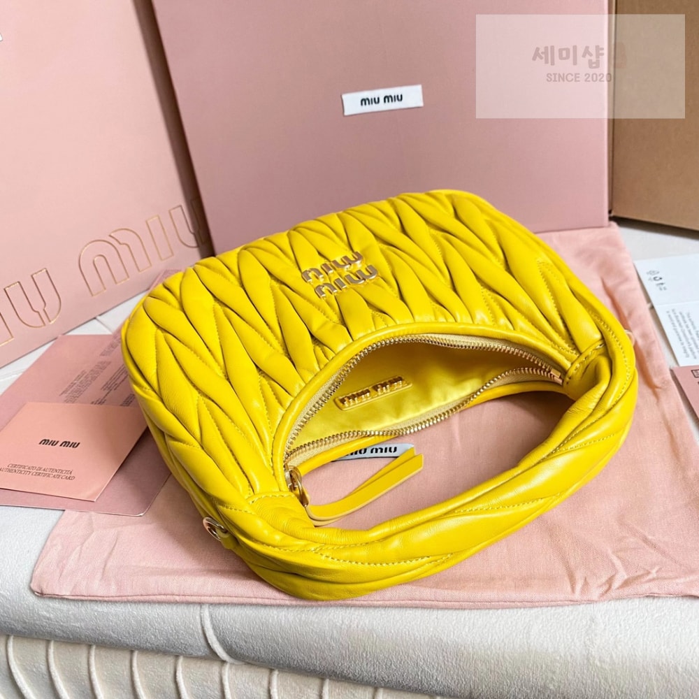 Miu Miu Miu Miu Wander Matelasse Nappa Leather Hobo Bag 6번 이미지