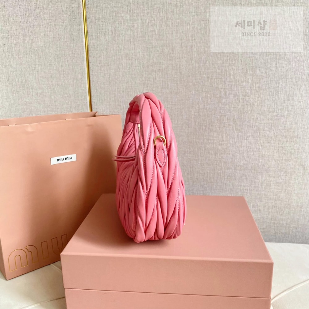 Miu Miu Miu Miu Wander Matelasse Nappa Leather Hobo Bag 3번 이미지