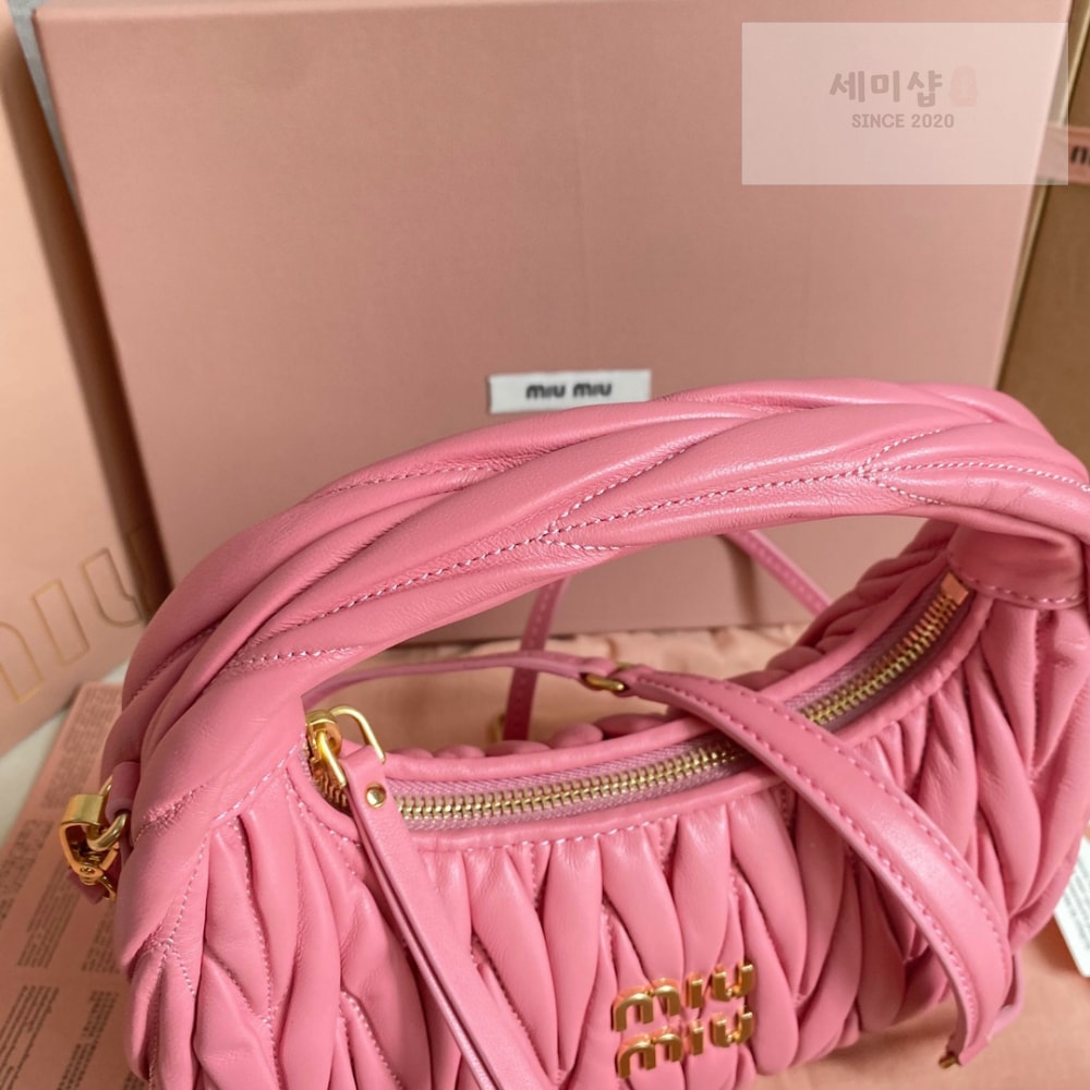 Miu Miu Miu Miu Wander Matelasse Nappa Leather Hobo Bag 4번 이미지
