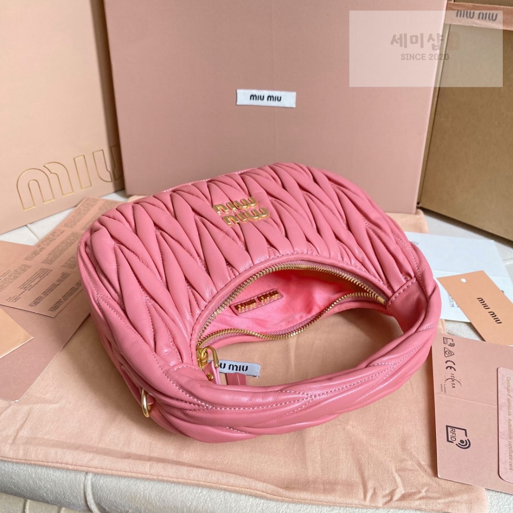 Miu Miu Miu Miu Wander Matelasse Nappa Leather Hobo Bag 6번 이미지