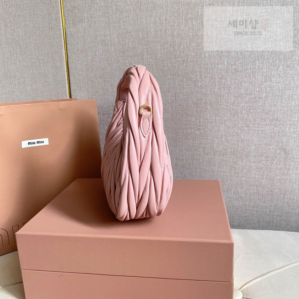 Miu Miu Miu Miu Wander Matelasse Nappa Leather Hobo Bag 2번 이미지