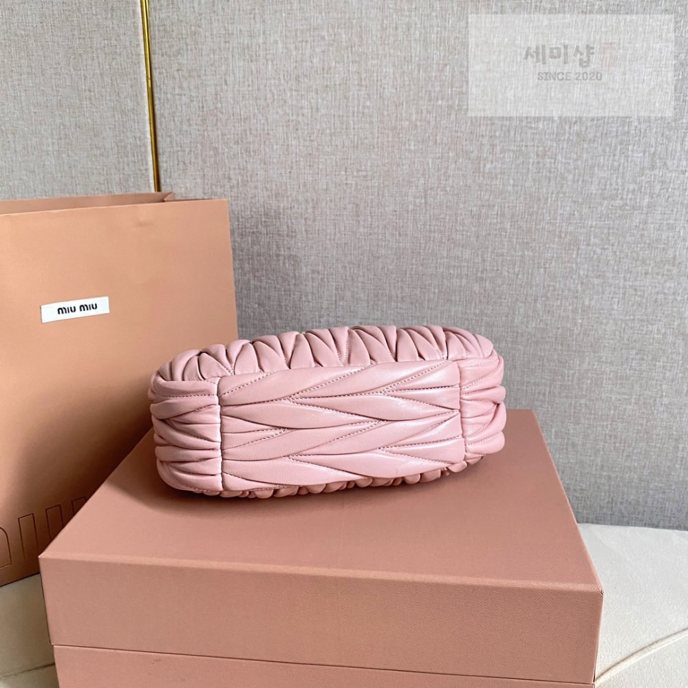 Miu Miu Miu Miu Wander Matelasse Nappa Leather Hobo Bag 3번 이미지