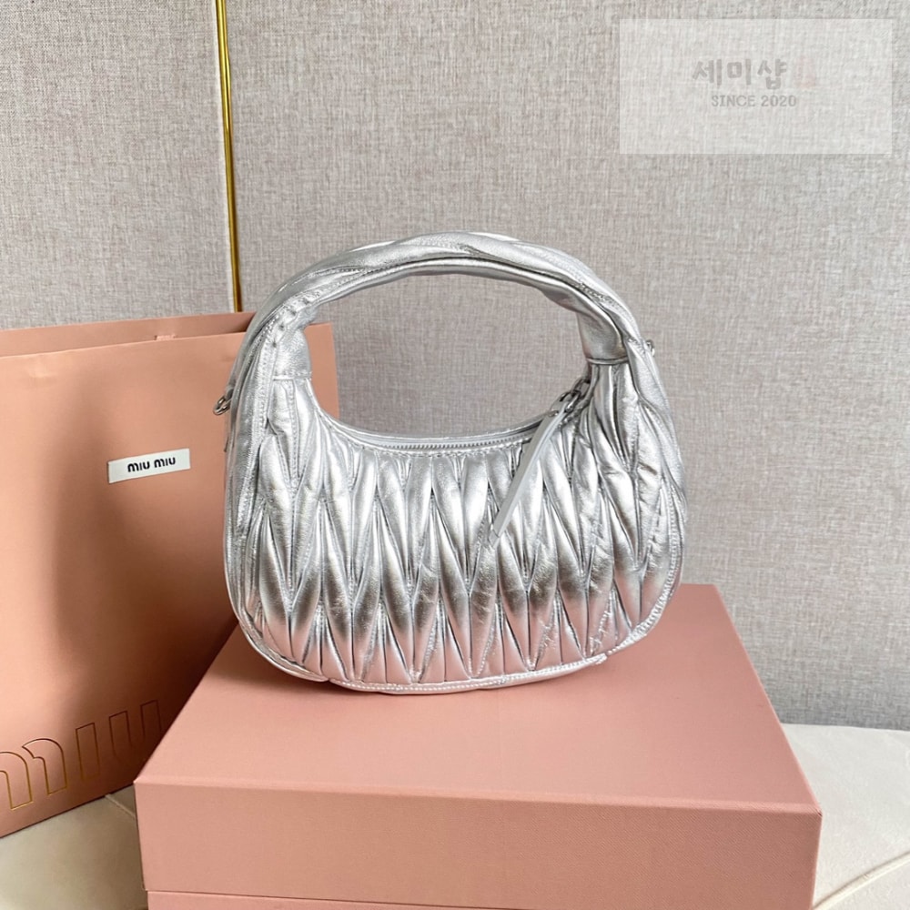 Miu Miu Miu Miu Wander Matelasse Nappa Leather Hobo Bag 1번 이미지