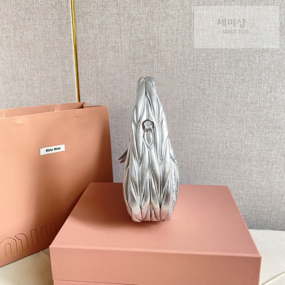 Miu Miu Miu Miu Wander Matelasse Nappa Leather Hobo Bag 2번 이미지