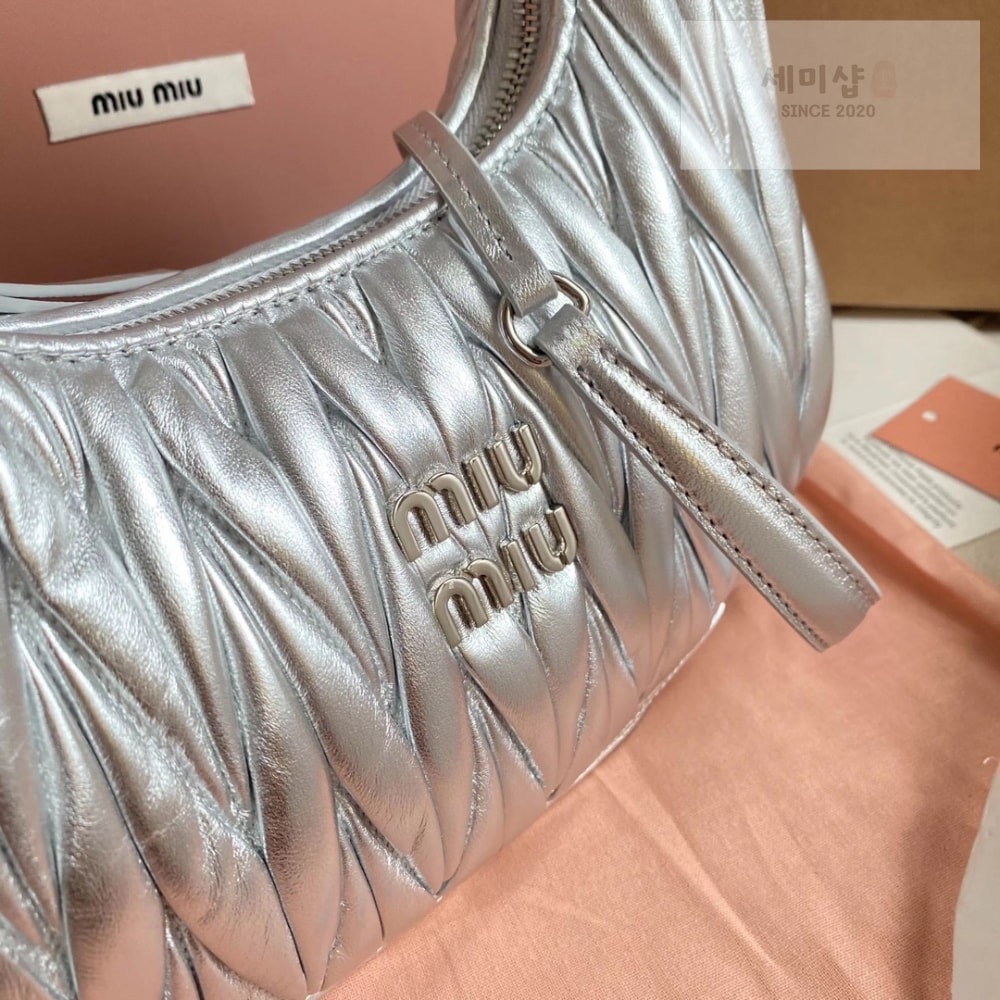 Miu Miu Miu Miu Wander Matelasse Nappa Leather Hobo Bag 3번 이미지