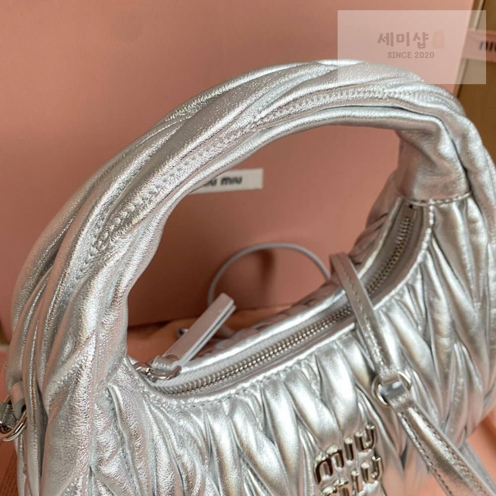 Miu Miu Miu Miu Wander Matelasse Nappa Leather Hobo Bag 4번 이미지