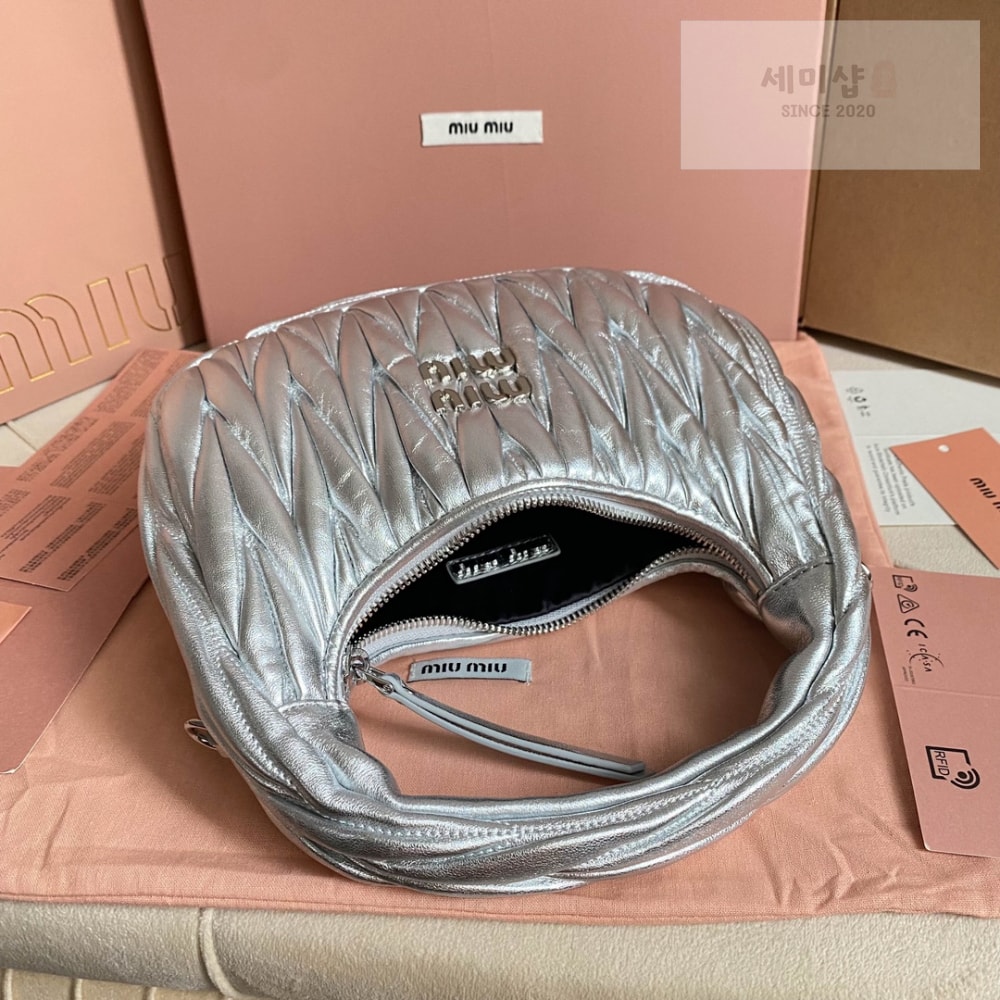 Miu Miu Miu Miu Wander Matelasse Nappa Leather Hobo Bag 5번 이미지