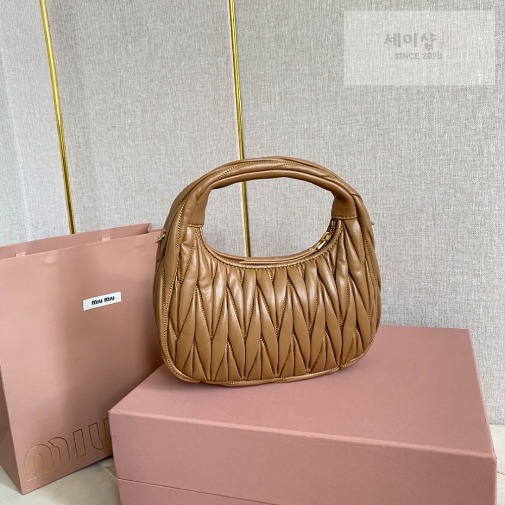 Miu Miu Miu Miu Wander Matelasse Nappa Leather Hobo Bag 2번 이미지