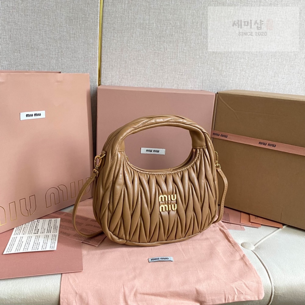 Miu Miu Miu Miu Wander Matelasse Nappa Leather Hobo Bag 3번 이미지