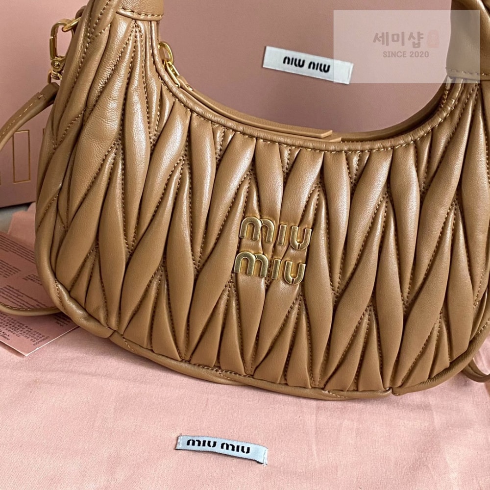 Miu Miu Miu Miu Wander Matelasse Nappa Leather Hobo Bag 4번 이미지