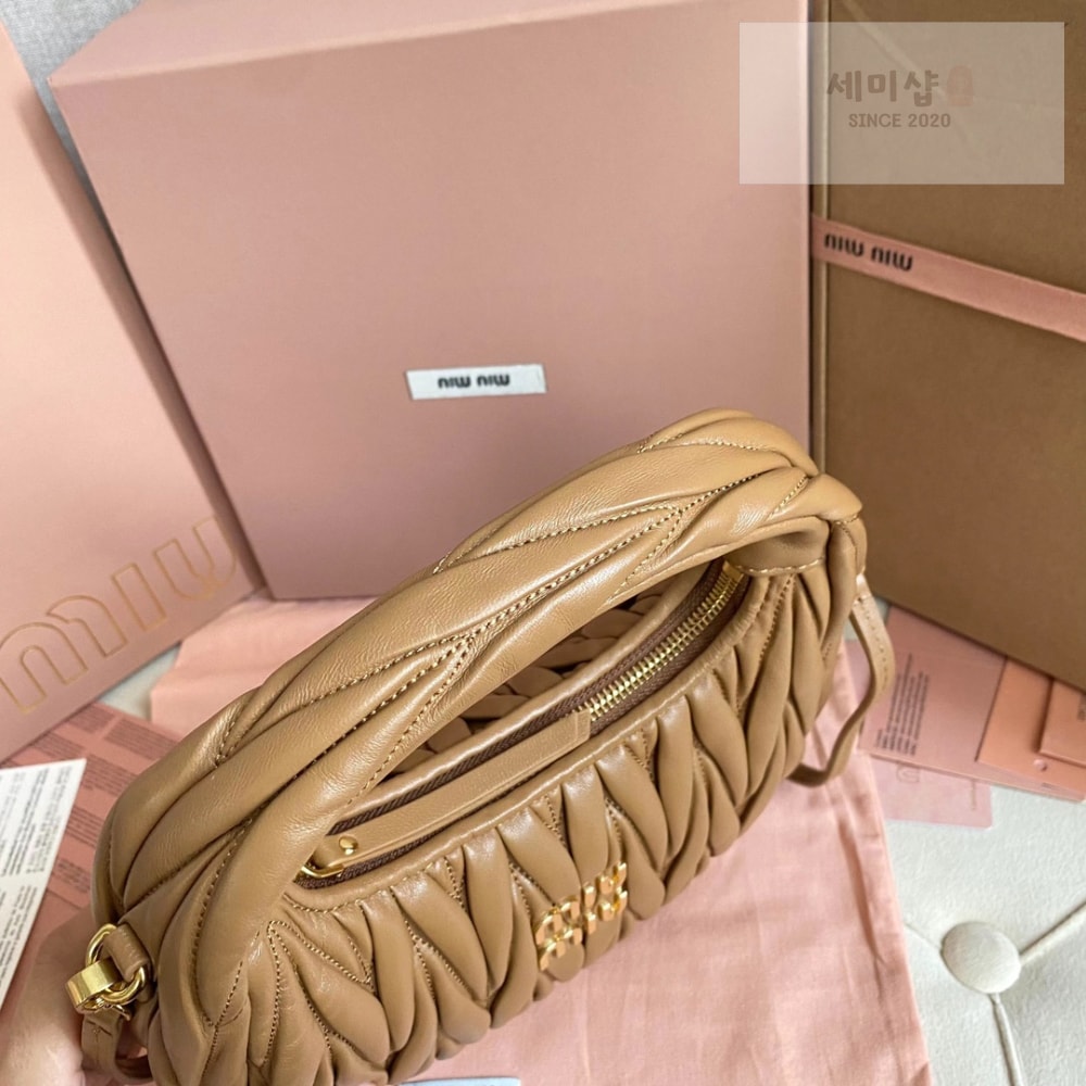 Miu Miu Miu Miu Wander Matelasse Nappa Leather Hobo Bag 5번 이미지