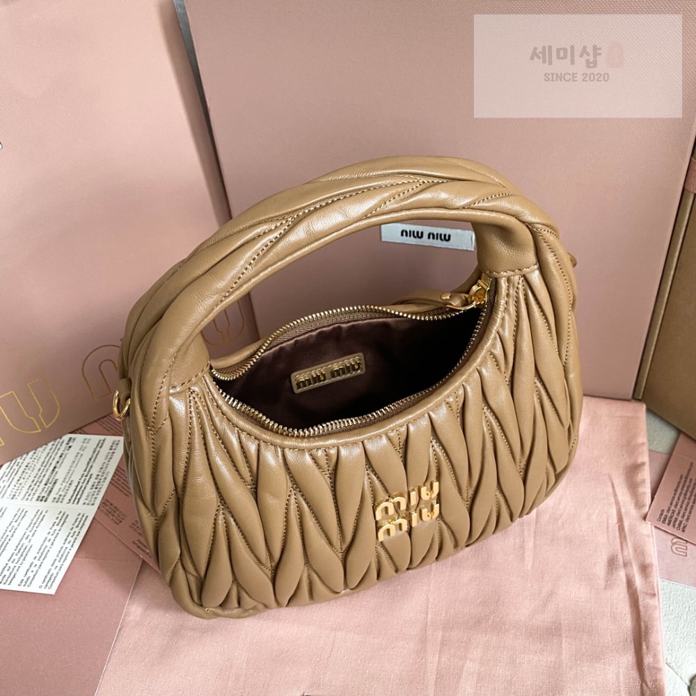 Miu Miu Miu Miu Wander Matelasse Nappa Leather Hobo Bag 7번 이미지